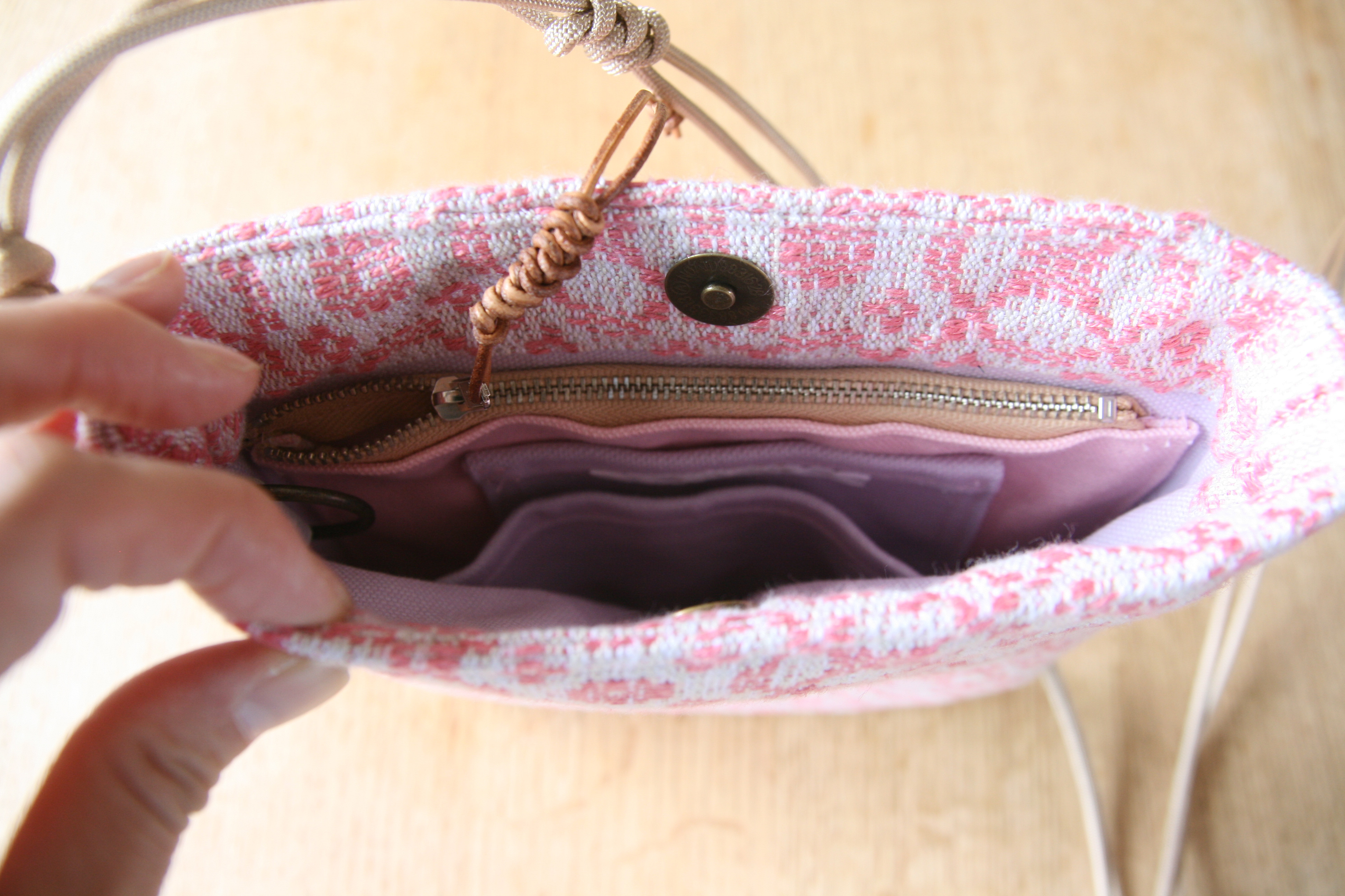 リネンの光沢が美しい手織りスマホポシェット【M】ピンク