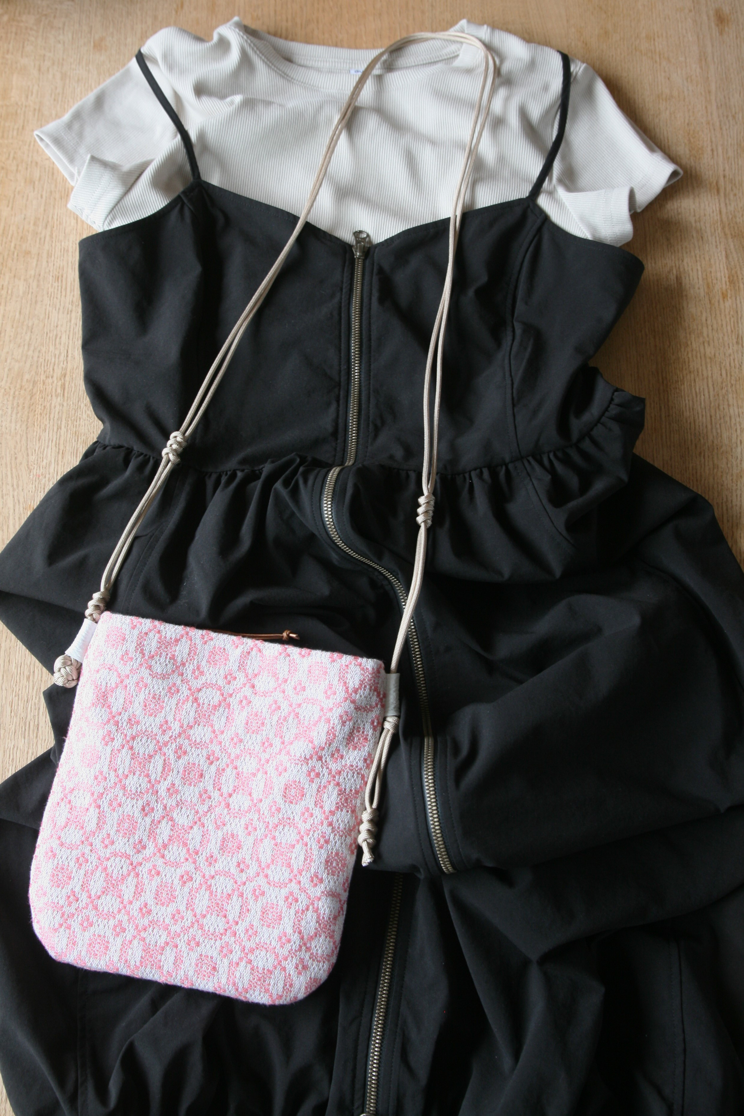 リネンの光沢が美しい手織りスマホポシェット【M】ピンク