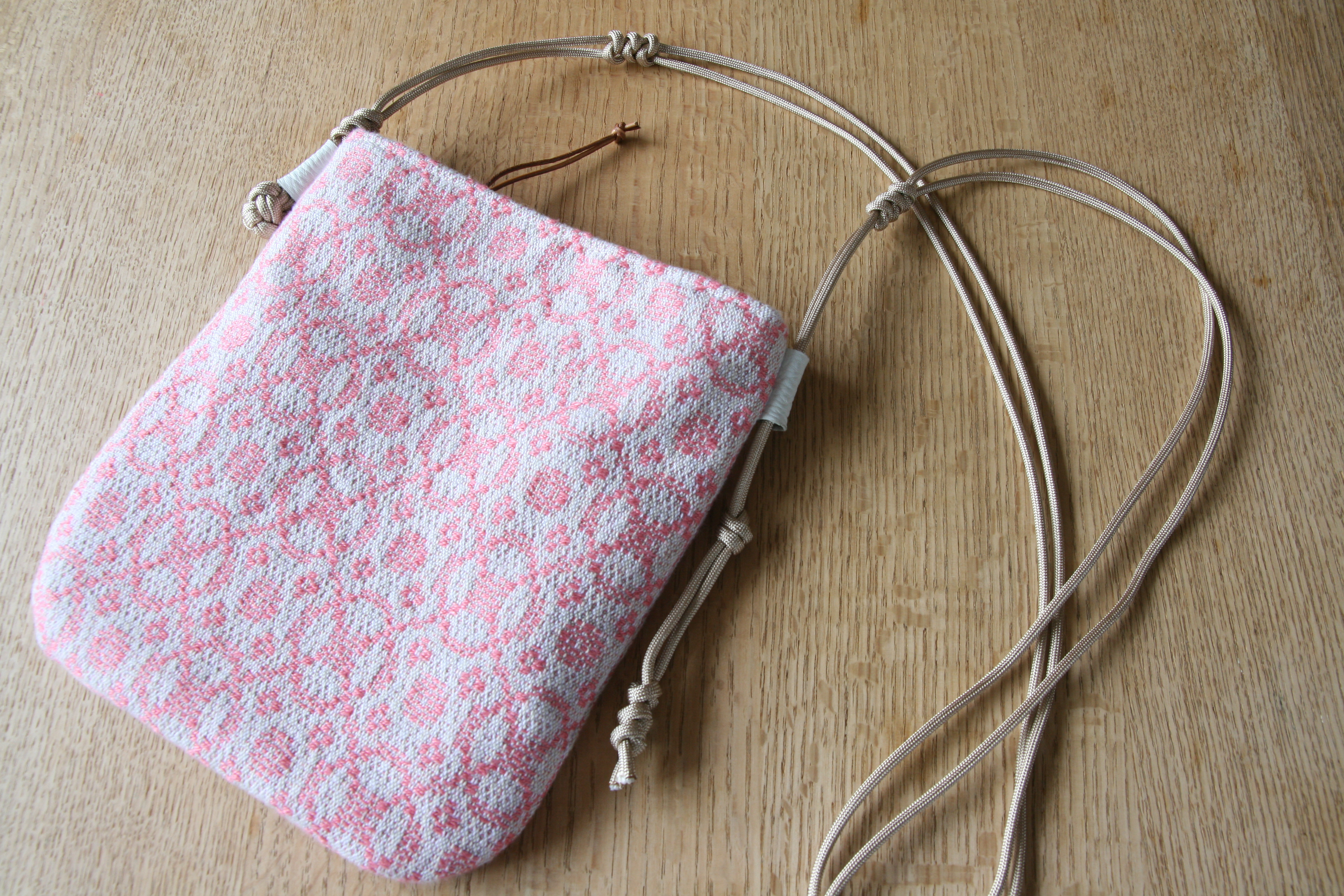 リネンの光沢が美しい手織りスマホポシェット【M】ピンク