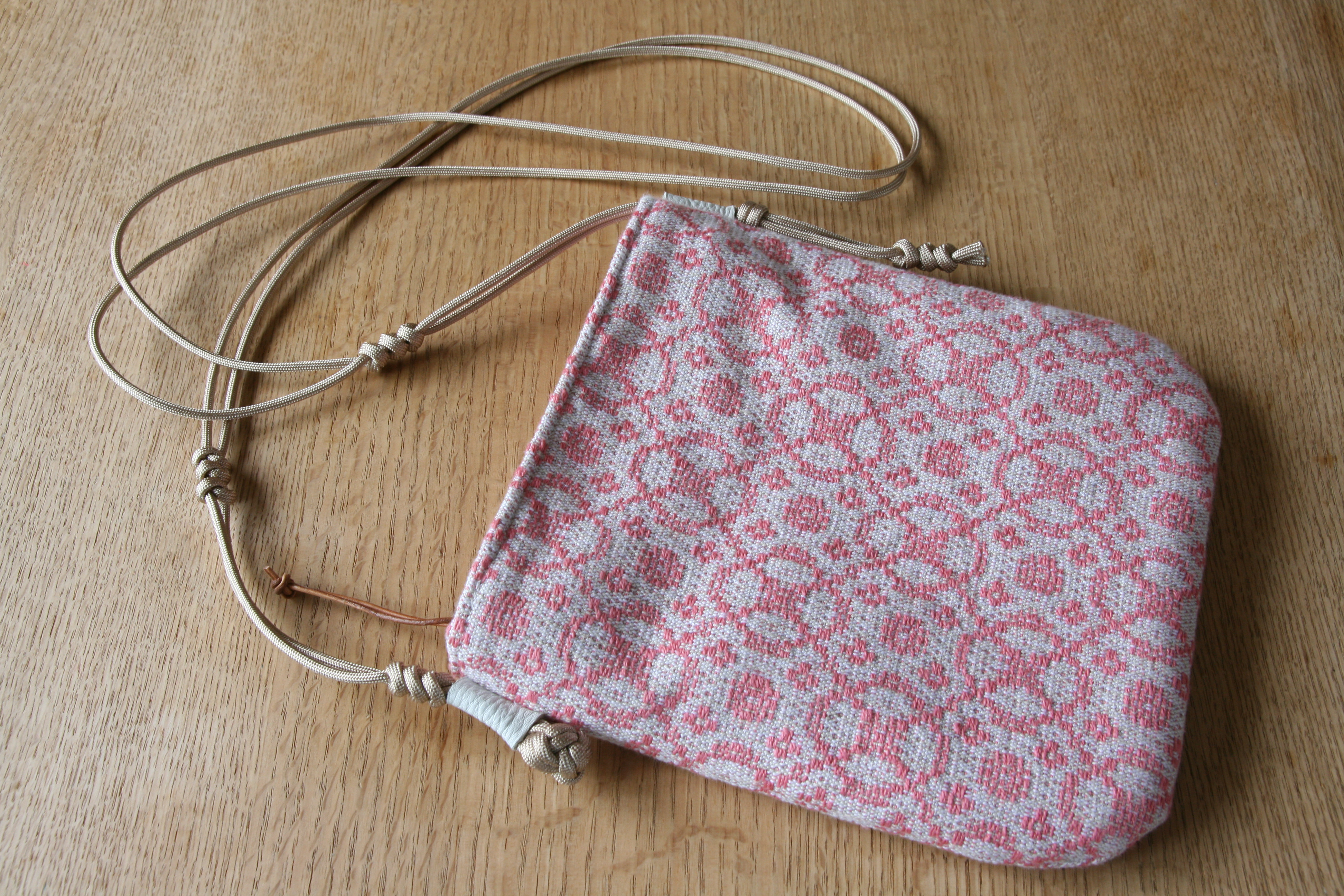 リネンの光沢が美しい手織りスマホポシェット【M】ピンク