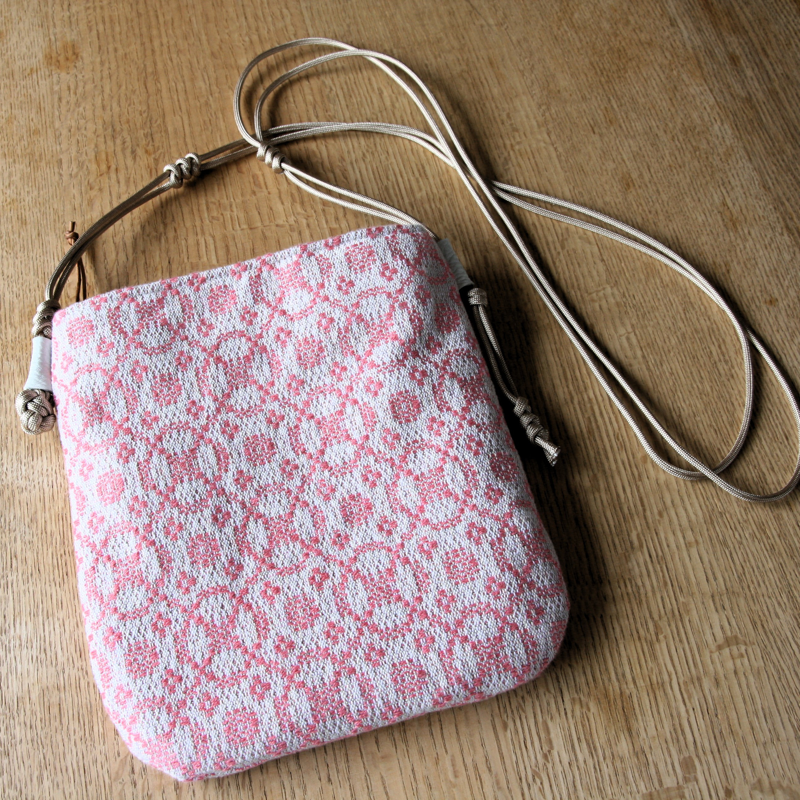 リネンの光沢が美しい手織りスマホポシェット【M】ピンクスマホポシェット・スマホポーチ