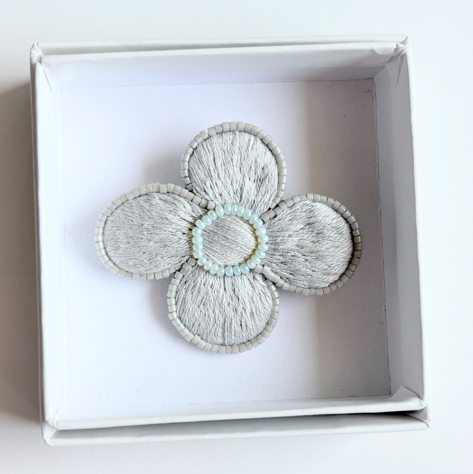 北欧風小さなお花の刺繍ブローチ【hokuo】#369