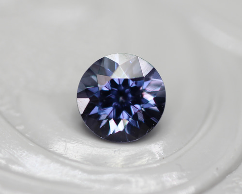ベキリーブルーガーネット 0.16ct ラウンドカット 3.2mm×3.2mm×2.1mm