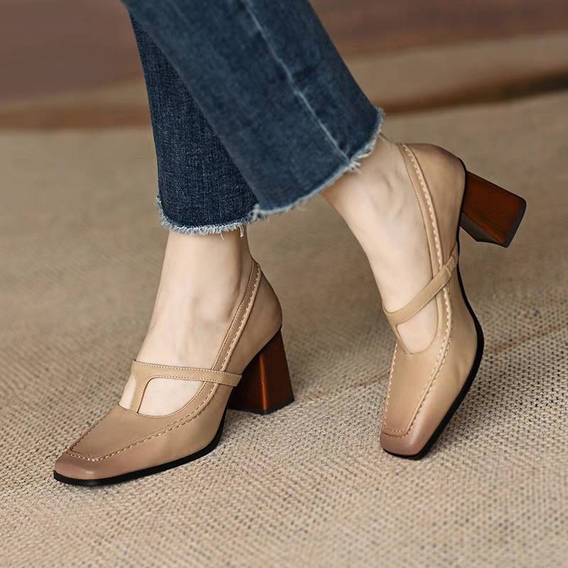 華奢な細ストラップに程よいミドルヒールが足をキレイに見せるデザイン。  Tストラップブロックヒール パンプス レトロ