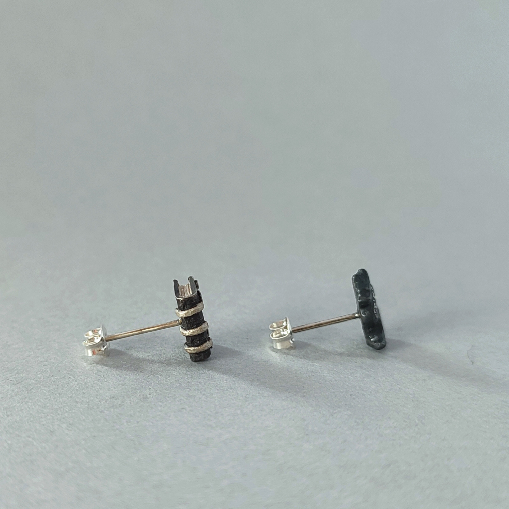 【受注制作】金属アレルギー対応/黒猫/魔導書/スタッドピアス/ピアス/イヤリング/本/猫/魔女/魔法使い/ファンタジー