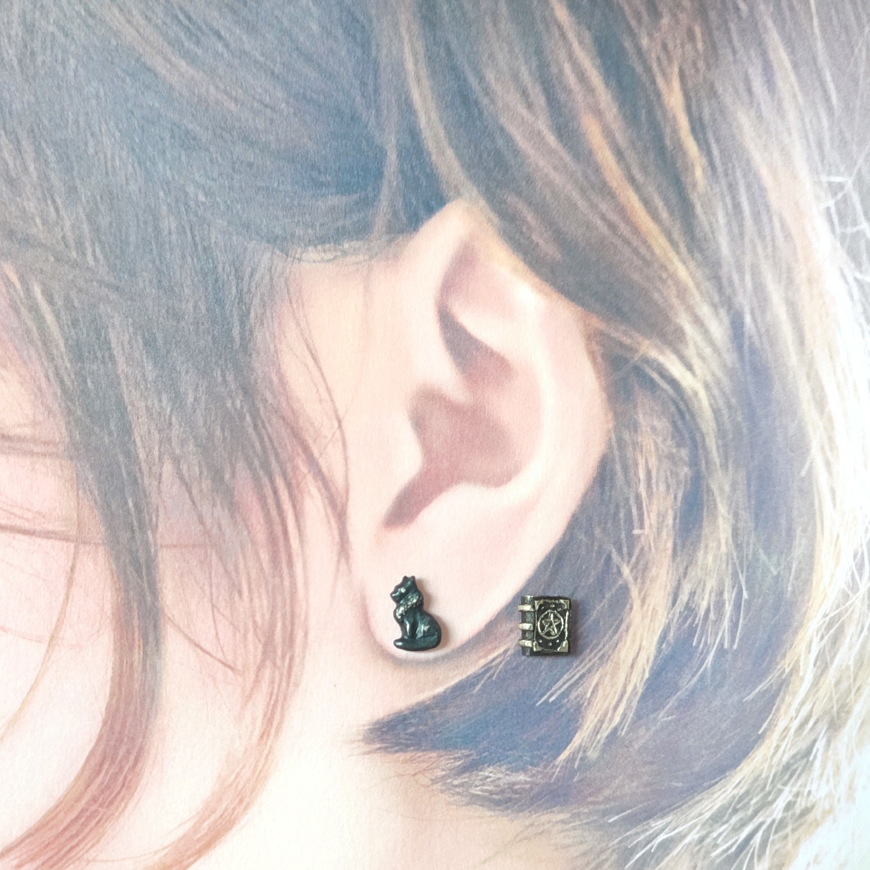 【受注制作】金属アレルギー対応/黒猫/魔導書/スタッドピアス/ピアス/イヤリング/本/猫/魔女/魔法使い/ファンタジー