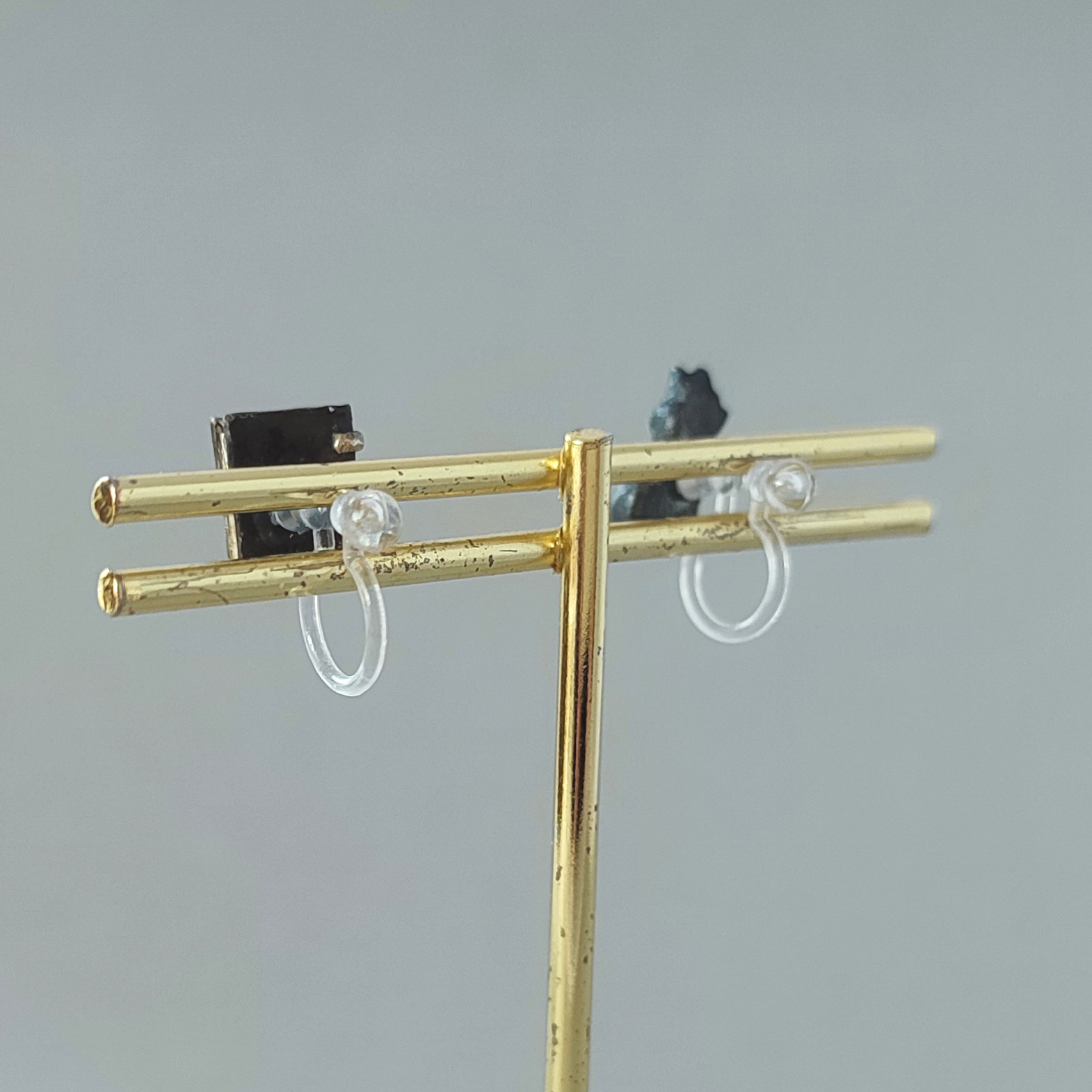 【受注制作】金属アレルギー対応/黒猫/魔導書/スタッドピアス/ピアス/イヤリング/本/猫/魔女/魔法使い/ファンタジー