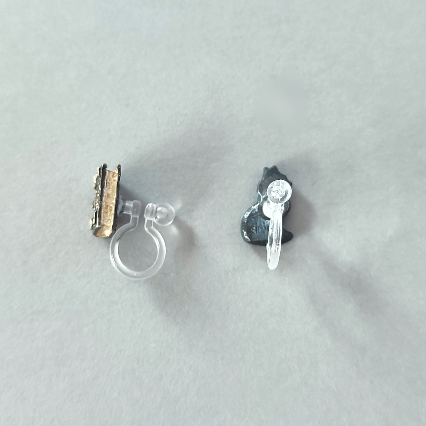 【受注制作】金属アレルギー対応/黒猫/魔導書/スタッドピアス/ピアス/イヤリング/本/猫/魔女/魔法使い/ファンタジー