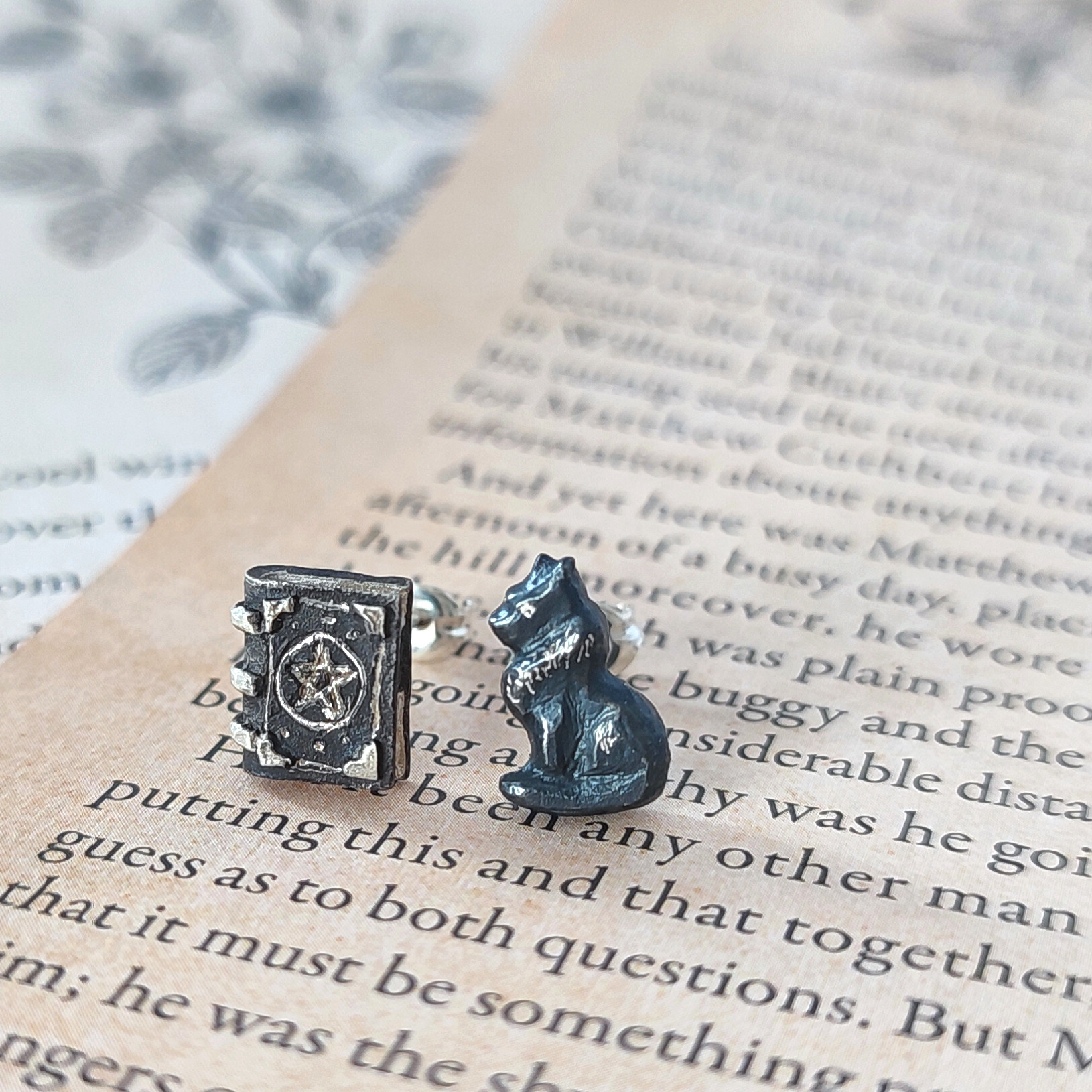 【受注制作】金属アレルギー対応/黒猫/魔導書/スタッドピアス/ピアス/イヤリング/本/猫/魔女/魔法使い/ファンタジーピアス
