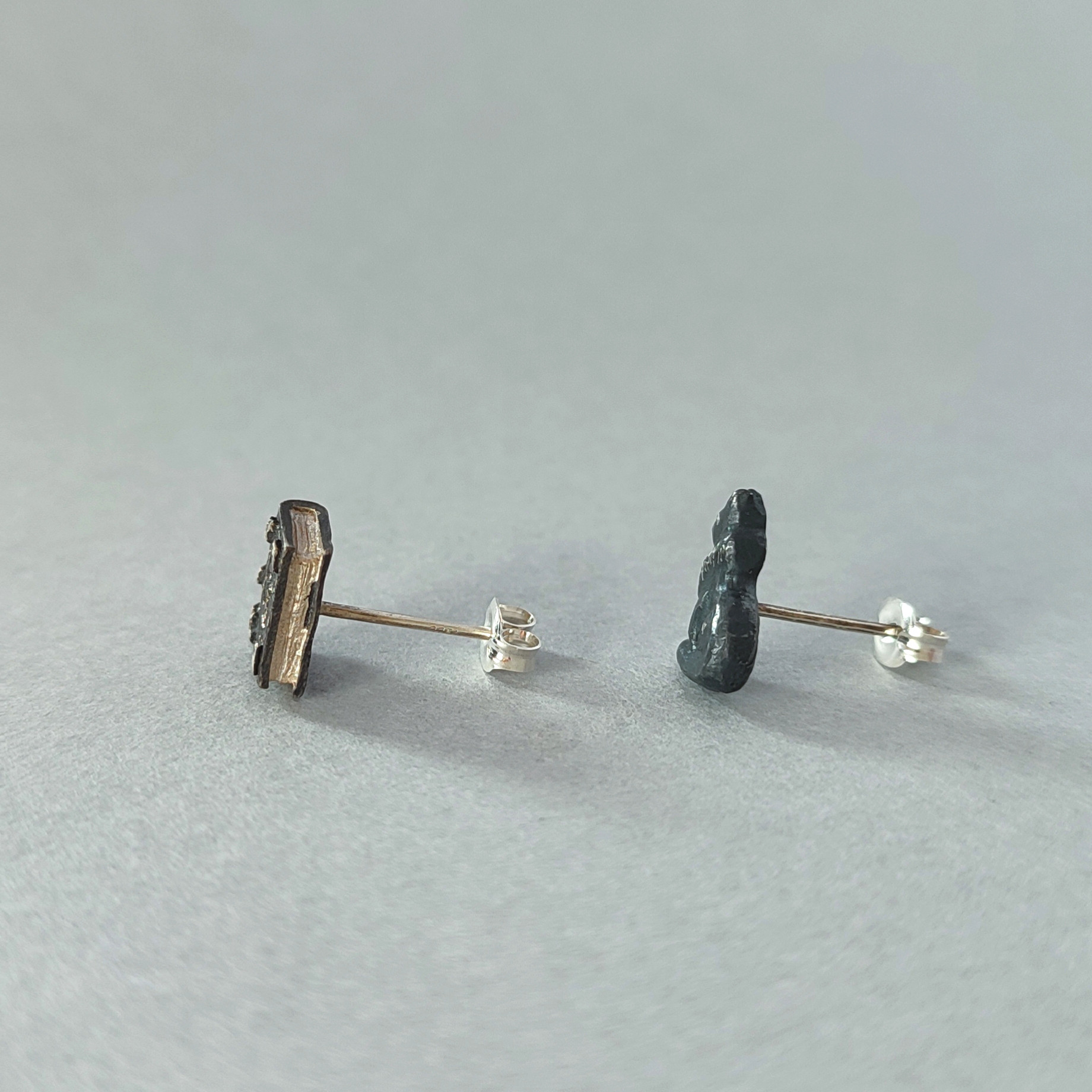 【受注制作】金属アレルギー対応/黒猫/魔導書/スタッドピアス/ピアス/イヤリング/本/猫/魔女/魔法使い/ファンタジー