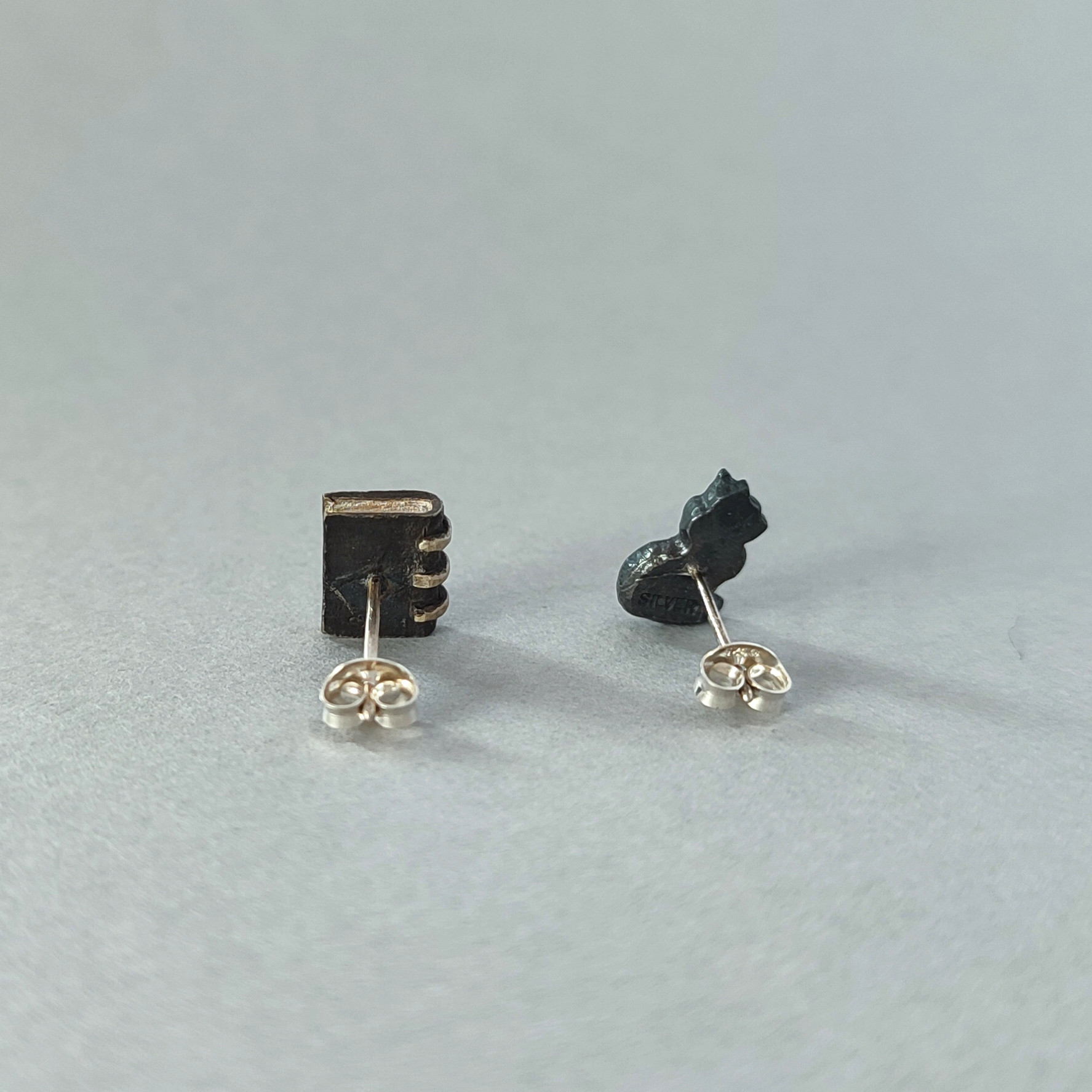 【受注制作】金属アレルギー対応/黒猫/魔導書/スタッドピアス/ピアス/イヤリング/本/猫/魔女/魔法使い/ファンタジー