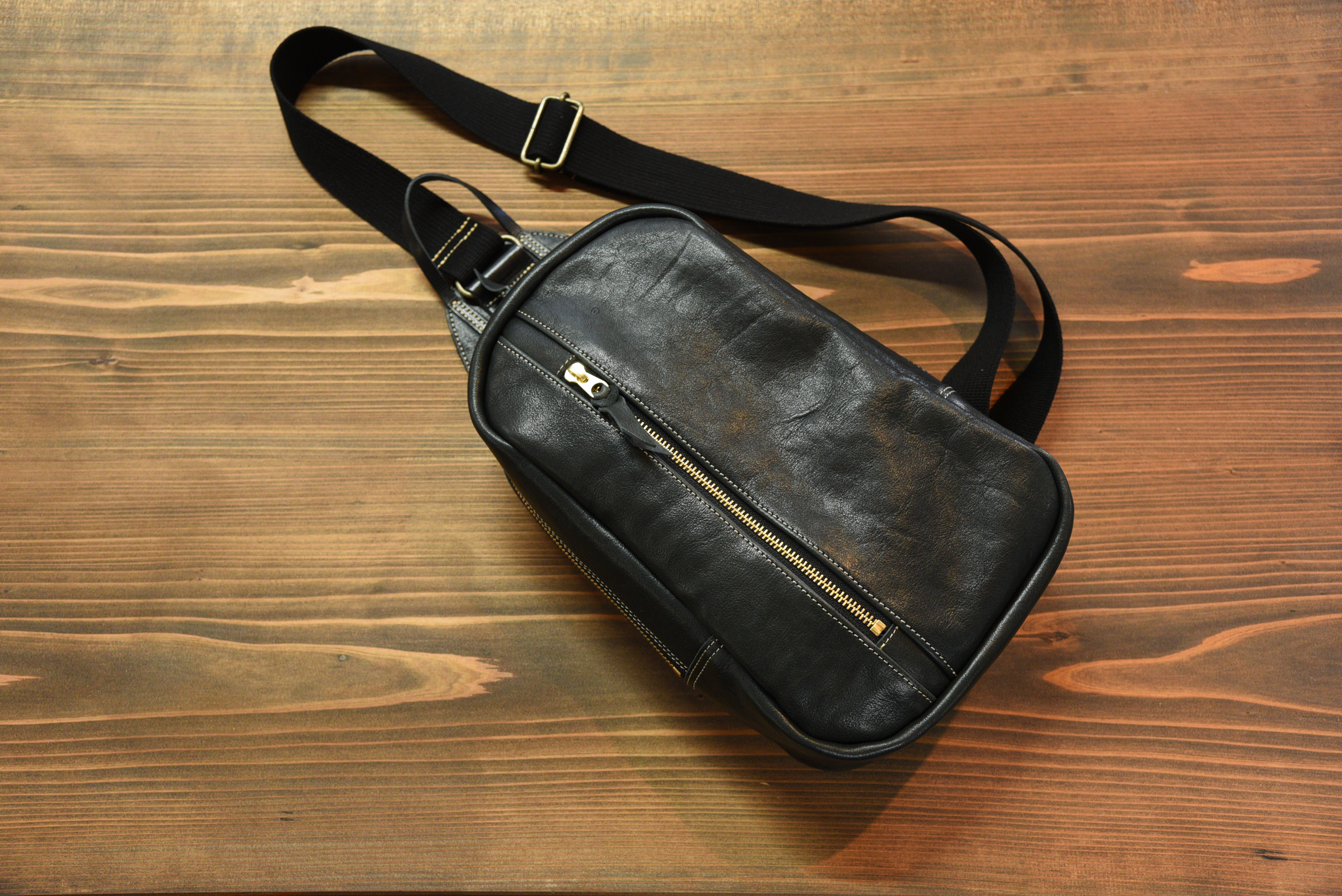 国産高級レザーを使った ワンショルダー　ブラック