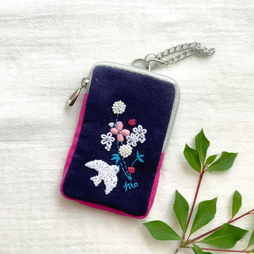 手刺繍パスケース「はなことり」 ICカードポーチ。 パスケース・定期