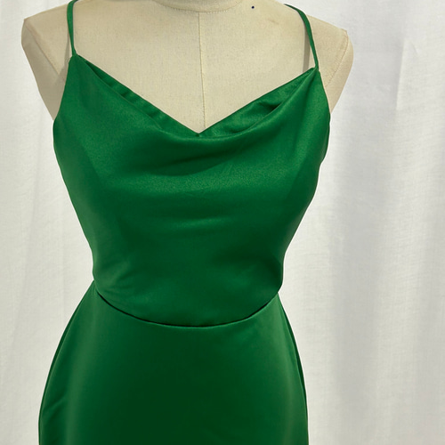 クラシカル キャミソール グリーン カラードレス 背中見せ 優雅な  