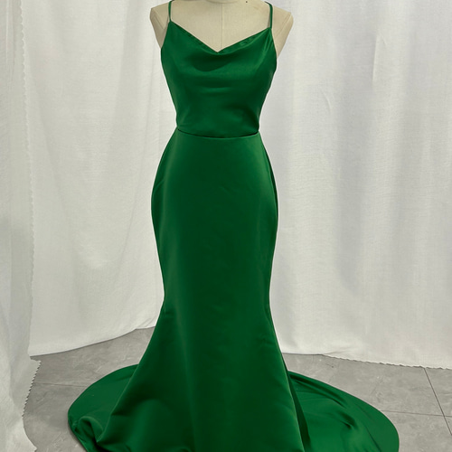 クラシカル キャミソール グリーン カラードレス 背中見せ 優雅な  