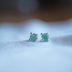 ５月誕生石ピアス emerald 1枚目の画像
