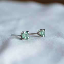 ５月誕生石ピアス emerald 3枚目の画像