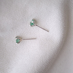 ５月誕生石ピアス emerald 5枚目の画像