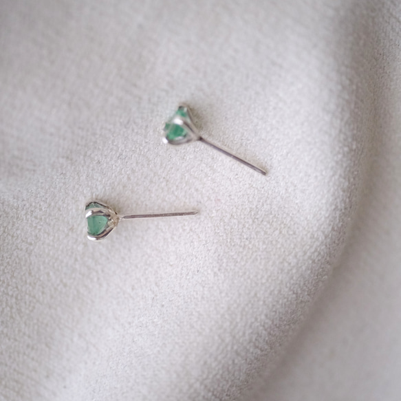 ５月誕生石ピアス emerald 5枚目の画像