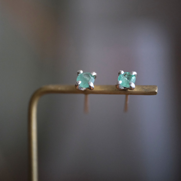 ５月誕生石ピアス emerald 4枚目の画像