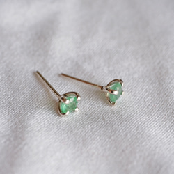 ５月誕生石ピアス emerald 2枚目の画像