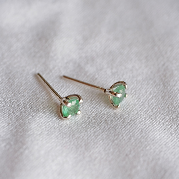 ５月誕生石ピアス emerald 2枚目の画像