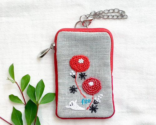手刺繍パスケース「赤てまり花」 ICカードポーチ。 パスケース・定期