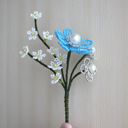 小花に囲まれた青いお花 ブルー × ホワイト ビーズフラワー