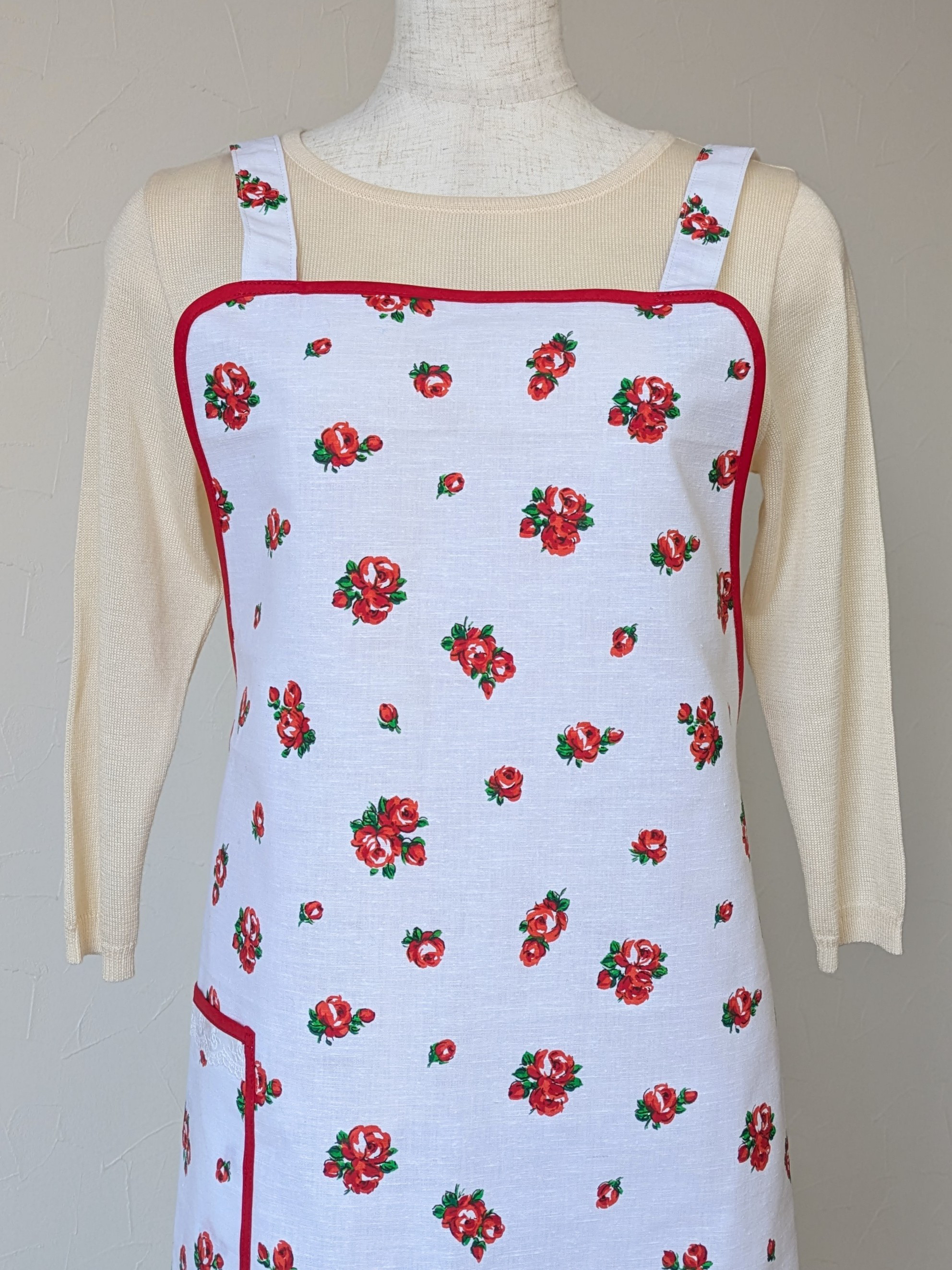 【新作!送料込み】親子リンクコーデ♡ホワイト×ローズ柄のシンプルエプロン☆彡大人用・子供用エプロンセット!!