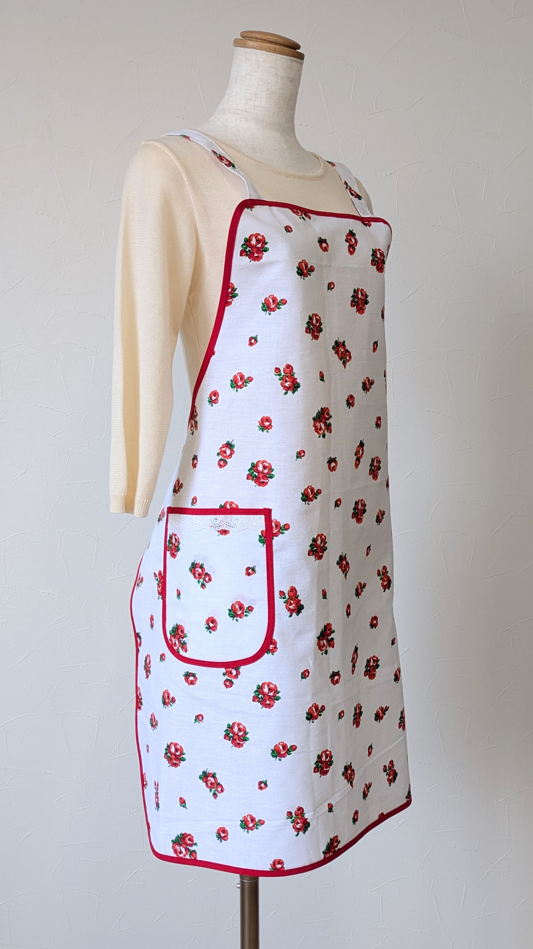 【新作!送料込み】親子リンクコーデ♡ホワイト×ローズ柄のシンプルエプロン☆彡大人用・子供用エプロンセット!!