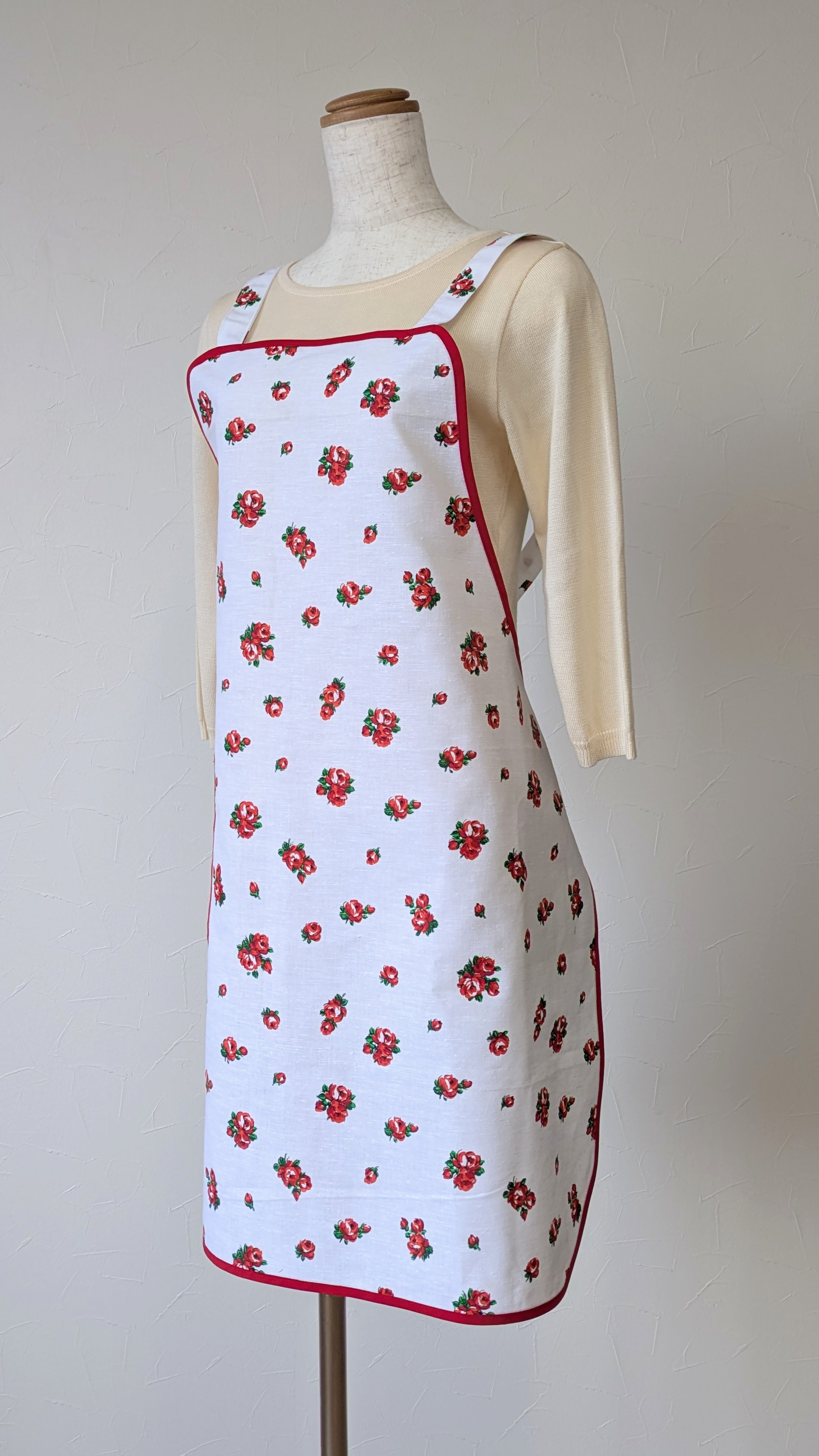 【新作!送料込み】親子リンクコーデ♡ホワイト×ローズ柄のシンプルエプロン☆彡大人用・子供用エプロンセット!!