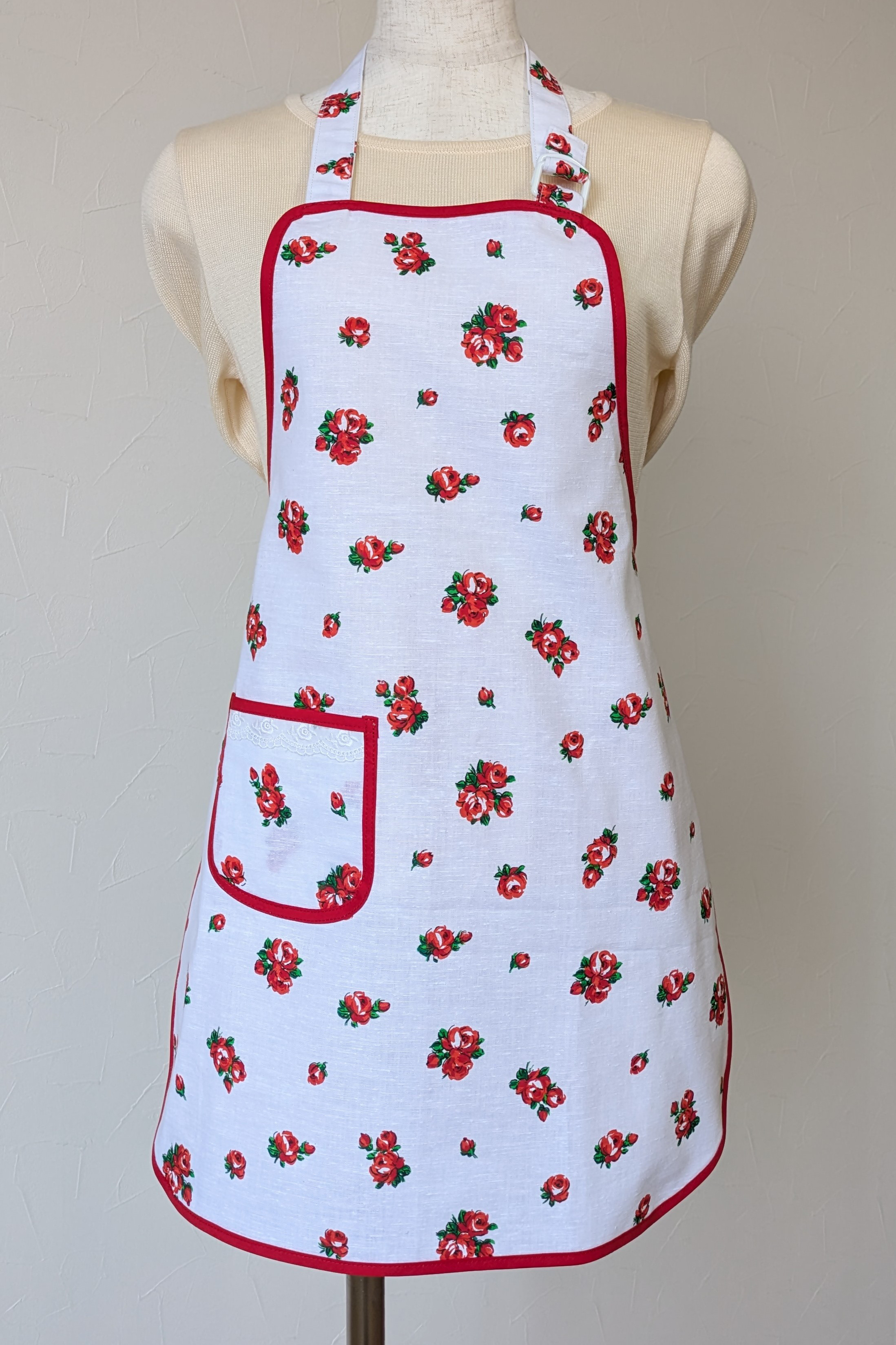 【新作!送料込み】親子リンクコーデ♡ホワイト×ローズ柄のシンプルエプロン☆彡大人用・子供用エプロンセット!!