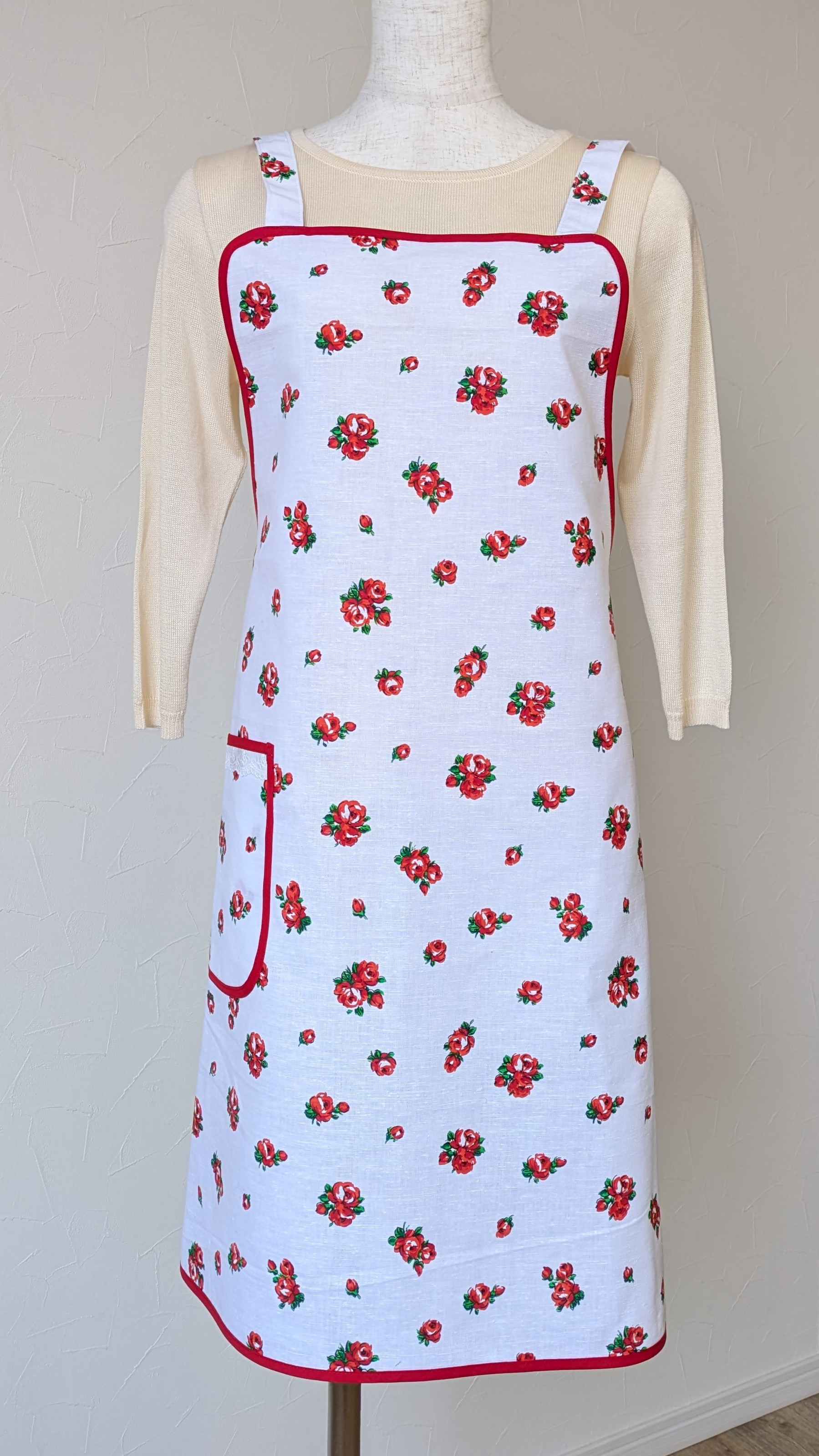 【新作!送料込み】親子リンクコーデ♡ホワイト×ローズ柄のシンプルエプロン☆彡大人用・子供用エプロンセット!!