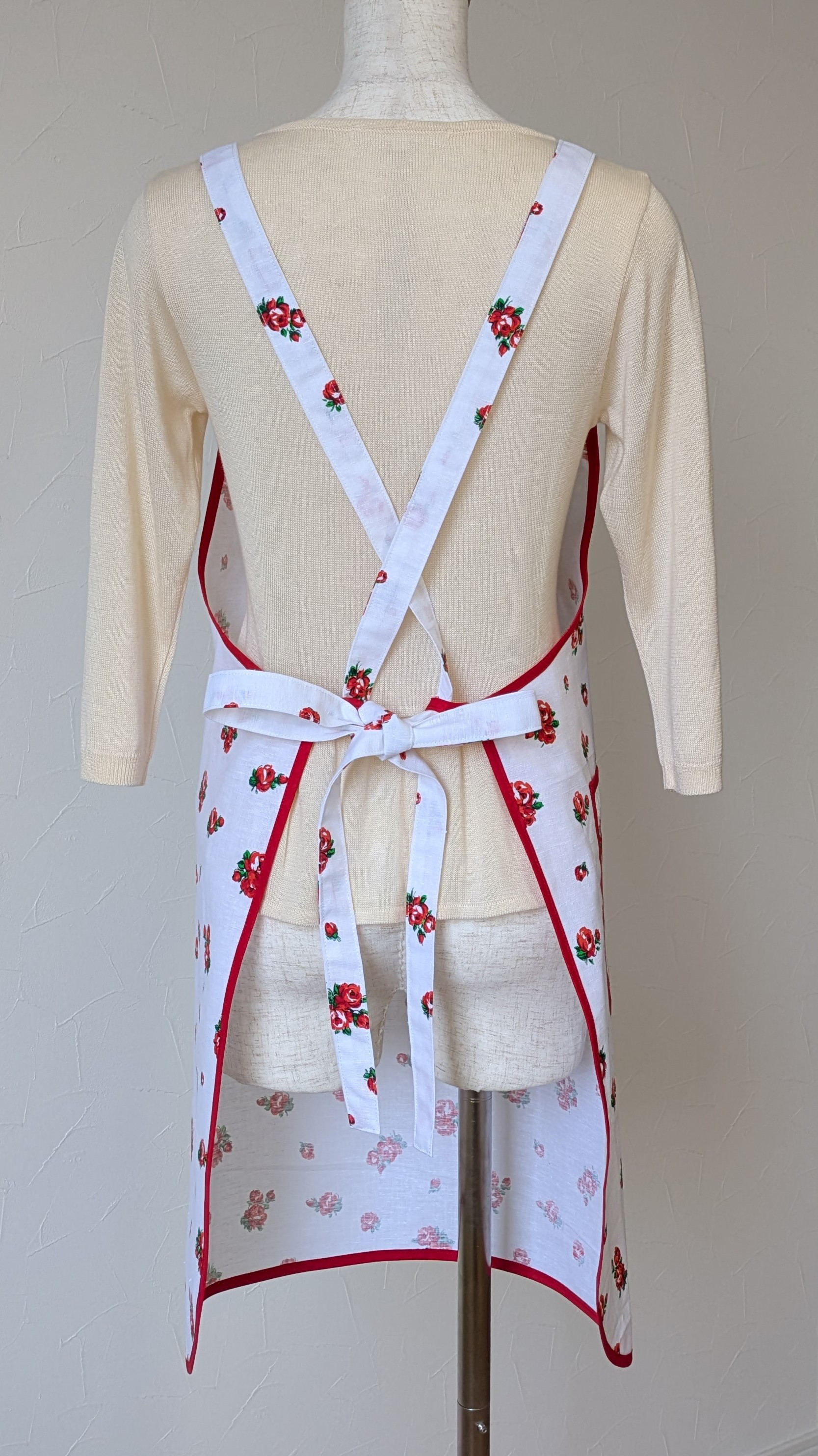 【新作!送料込み】親子リンクコーデ♡ホワイト×ローズ柄のシンプルエプロン☆彡大人用・子供用エプロンセット!!