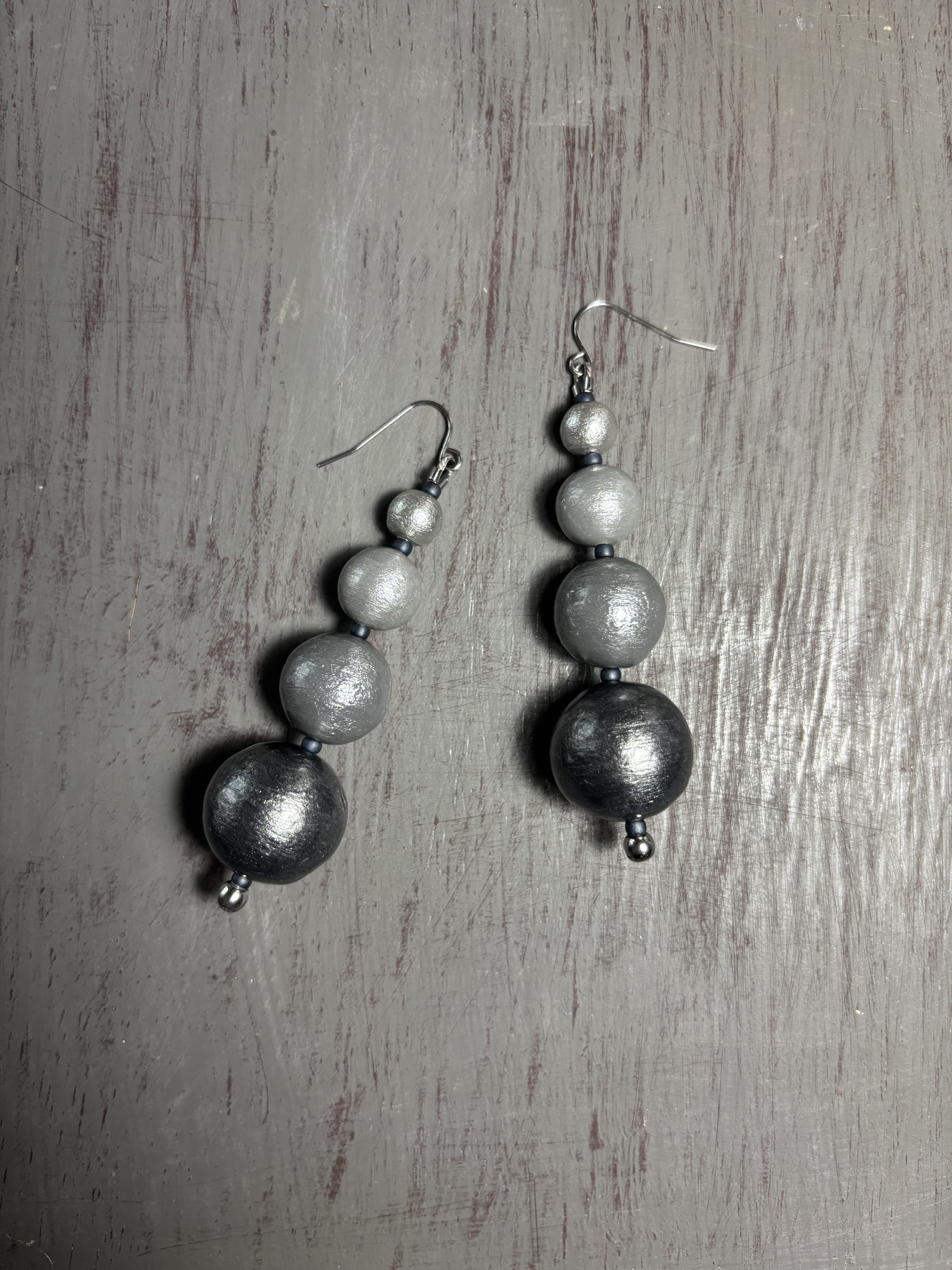 連なるコットンパールピアス グラデーション（グレー）