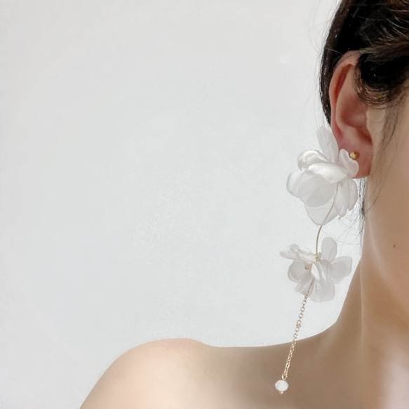 結婚式　ウェディング　ブライダル　シフォン　ピアス　イヤリング　花　フラワー　ホワイト　白　大ぶりピアス　ロングピアス 3枚目の画像
