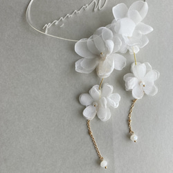 結婚式　ウェディング　ブライダル　シフォン　ピアス　イヤリング　花　フラワー　ホワイト　白　大ぶりピアス　ロングピアス 2枚目の画像