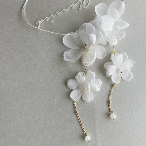 結婚式　ウェディング　ブライダル　シフォン　ピアス　イヤリング　花　フラワー　ホワイト　白　大ぶりピアス　ロングピアス 2枚目の画像