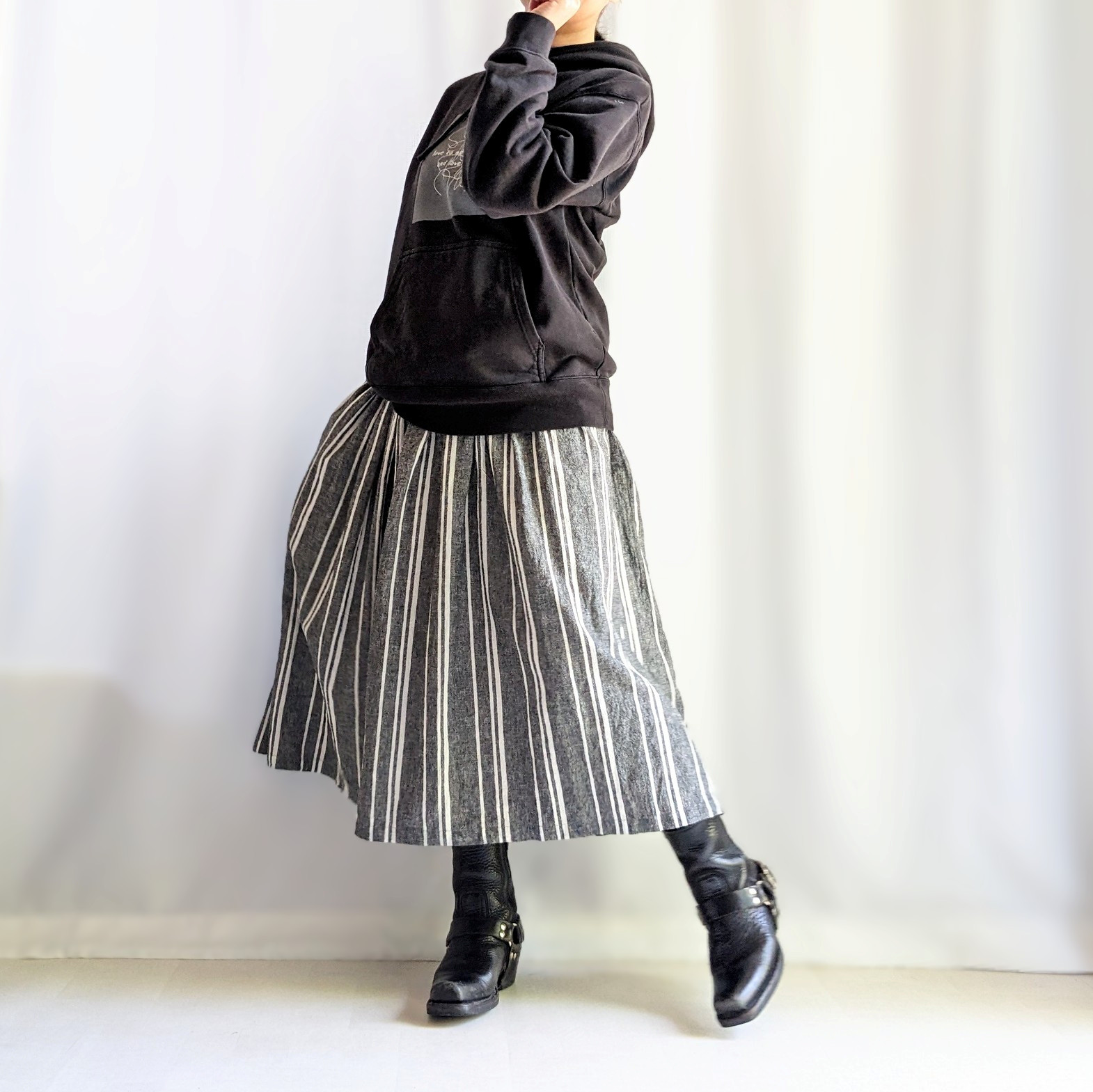 【S～XL】特別な風合い、ランダムストライプのギャザースカート（グレー×オフホワイト）