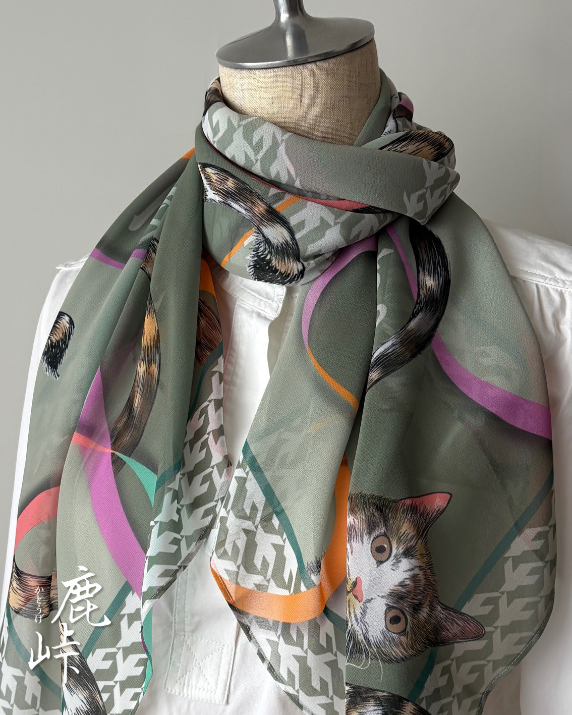 ほぼシッポがメインの猫柄シフォンスカーフ((グレー＆ペールカーキー系))　サイズ95×95cm