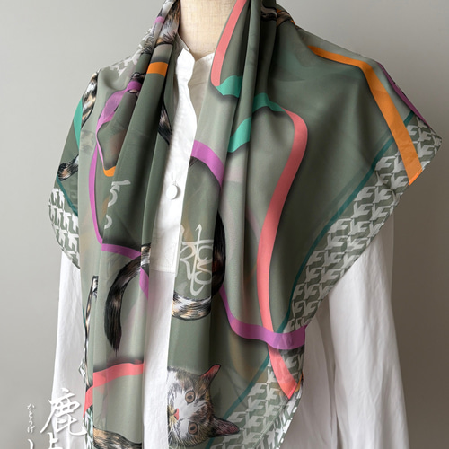 ほぼシッポがメインの猫柄シフォンスカーフ((グレー＆ペールカーキー系