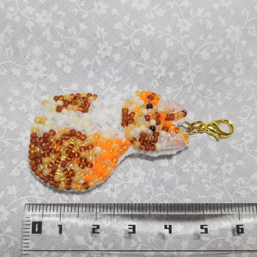 まるっと三毛猫】お座り姿のビーズ刺繍チャーム その他