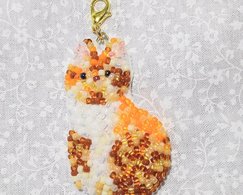 まるっと三毛猫】お座り姿のビーズ刺繍チャーム その他