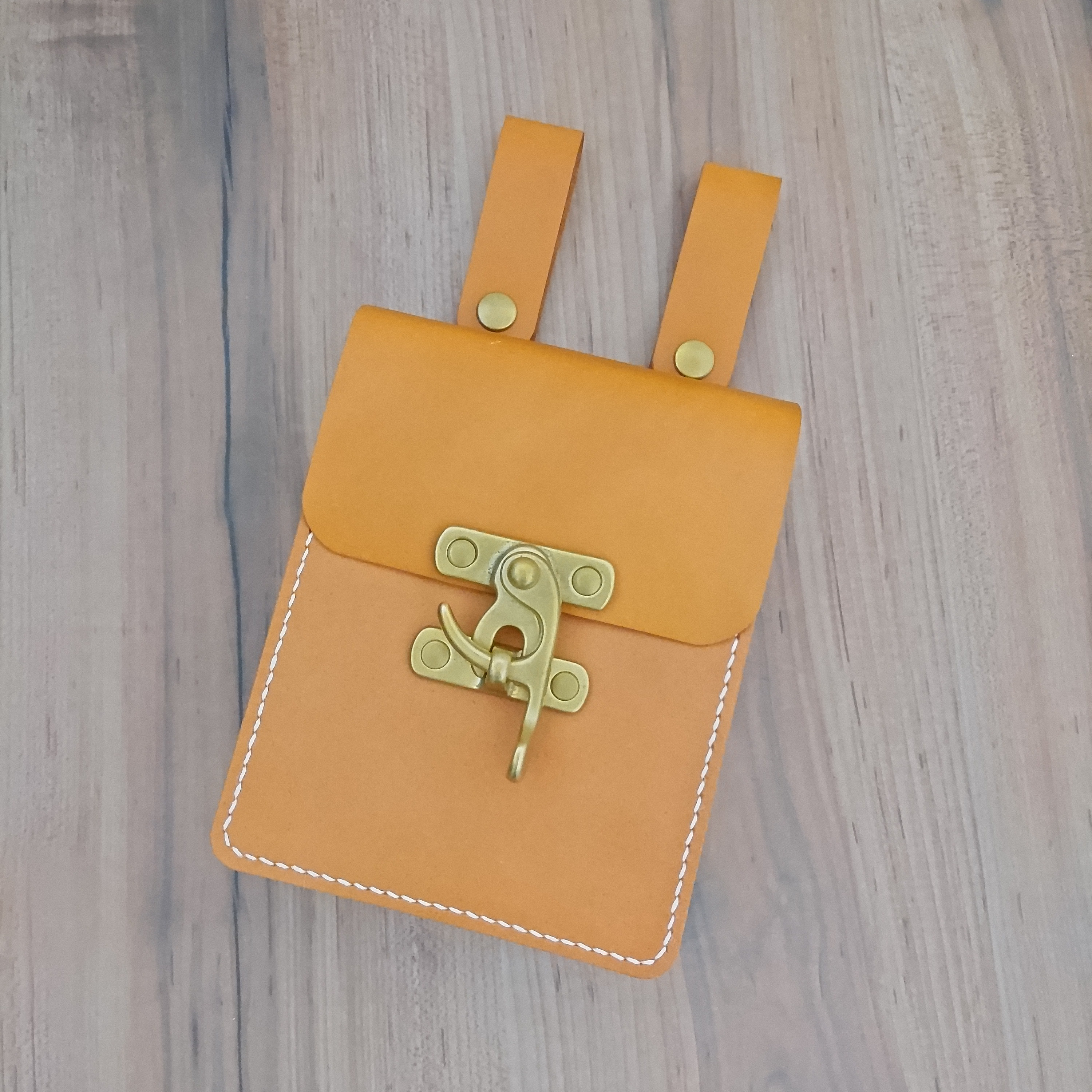 【1点もの】タンニン鞣し牛革と真鍮製金具を使用したクラシカルなベルトポーチ