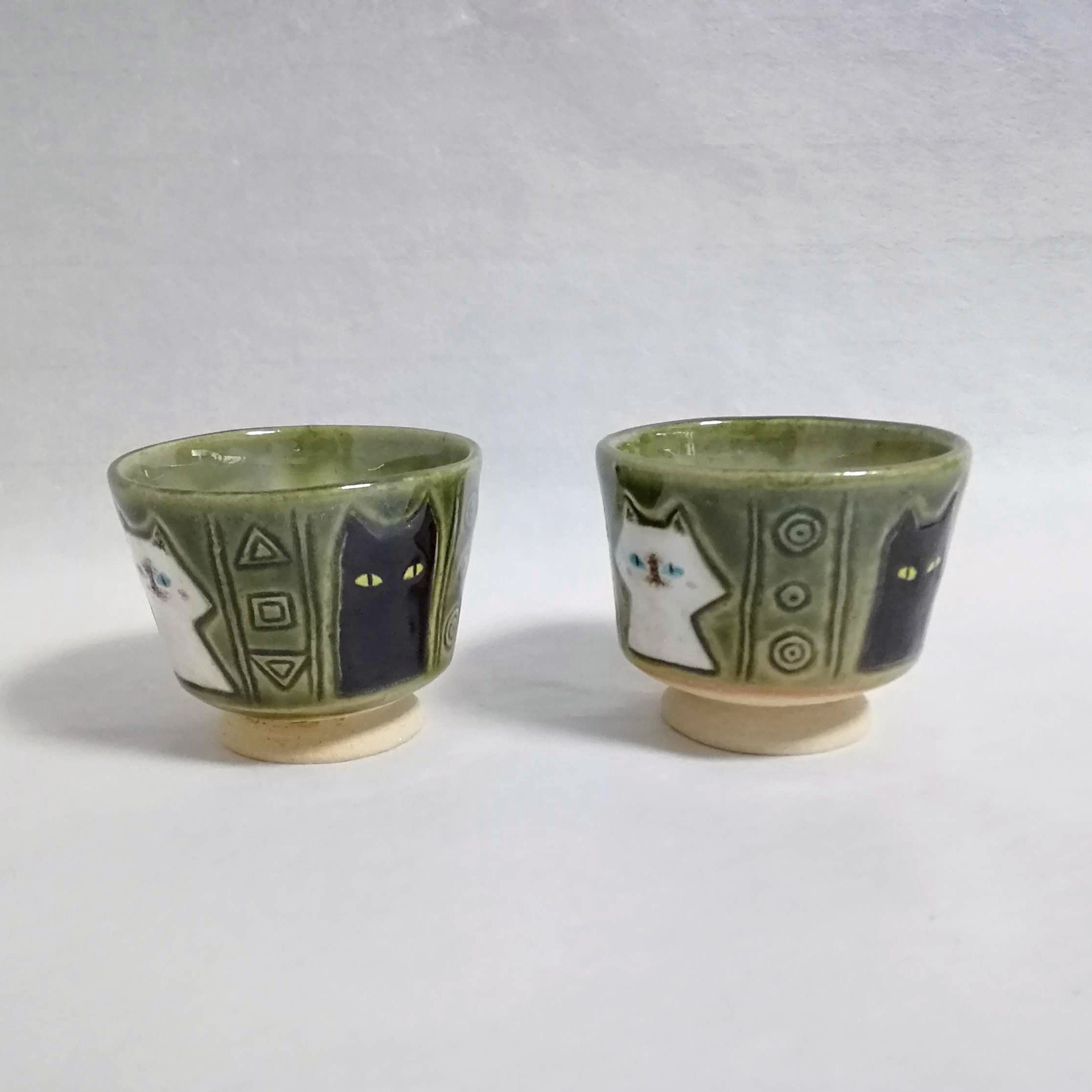 猫レリーフ ぐい呑み a-1 陶器 酒器 おちょこ 黒 白 ネコ