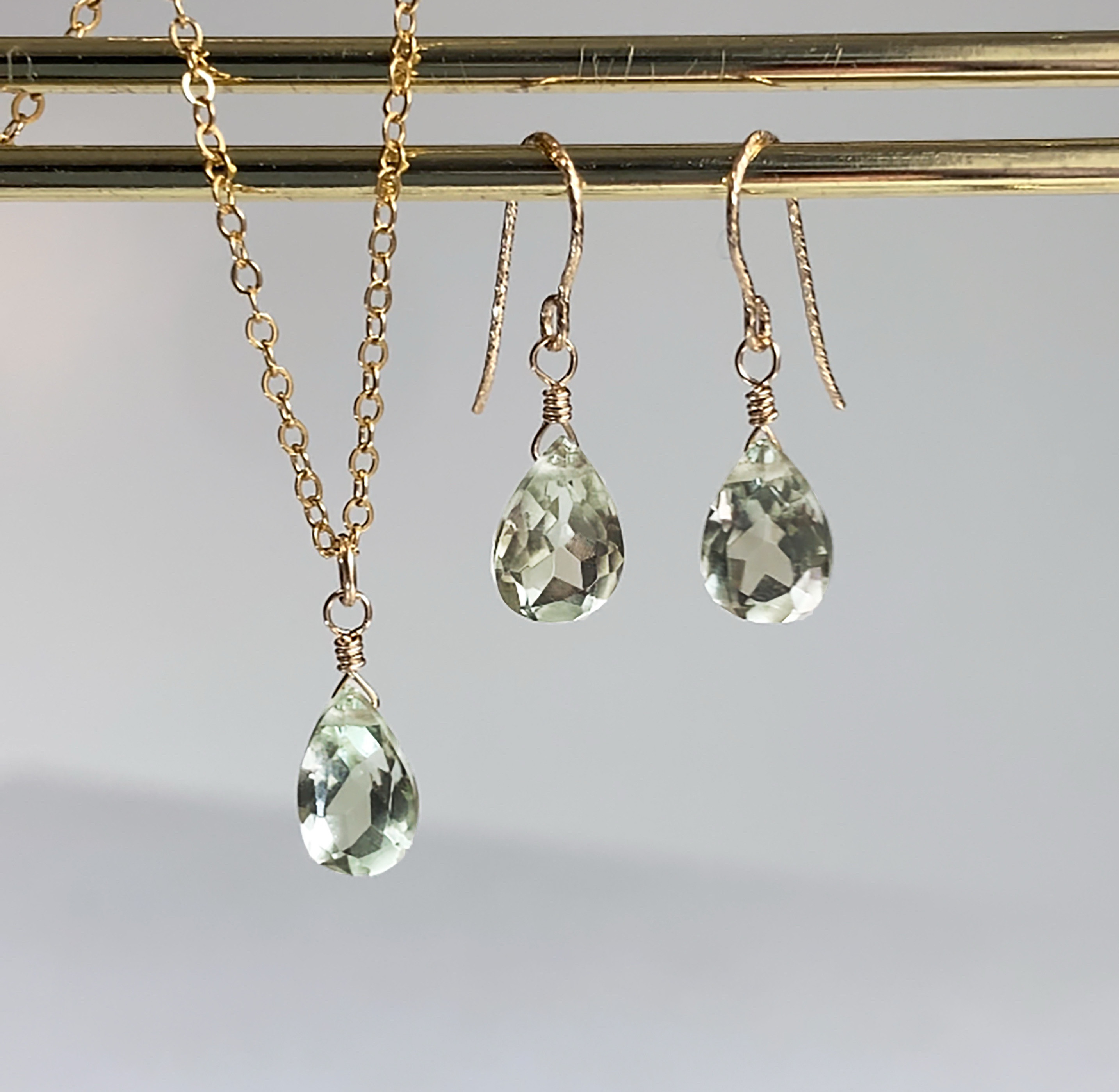 お得なセット そっと息づく、緑光のささやき14kgfグリーンアメジストのジュエリーピアス、ネックレス