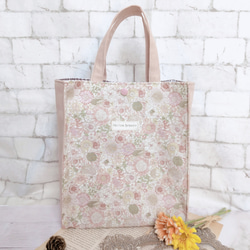 華やかな花柄のショッパー型トートバッグ ピンク トートバッグ
