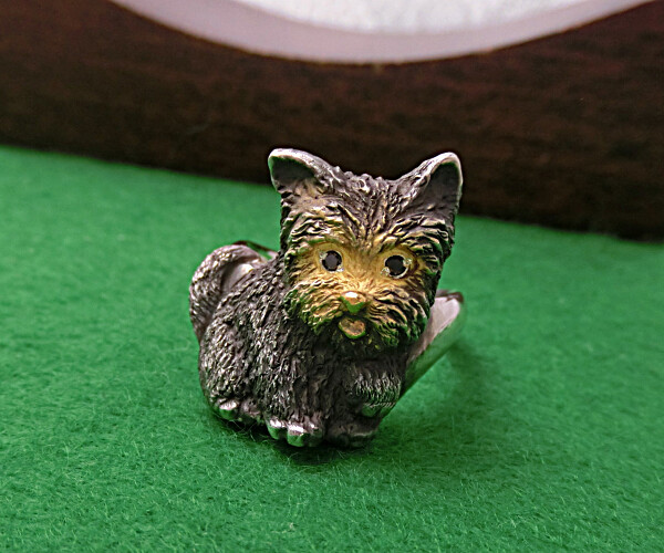 ヨークシャテリアのリング（ブラックダイヤモンドの瞳）・シルバー製/＊あなたの誕生石もセットできます。日本製