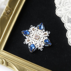 サファイアブルーの煌めきブローチ/ポニーフック/ヘアゴム 青 タティングレース 2枚目の画像