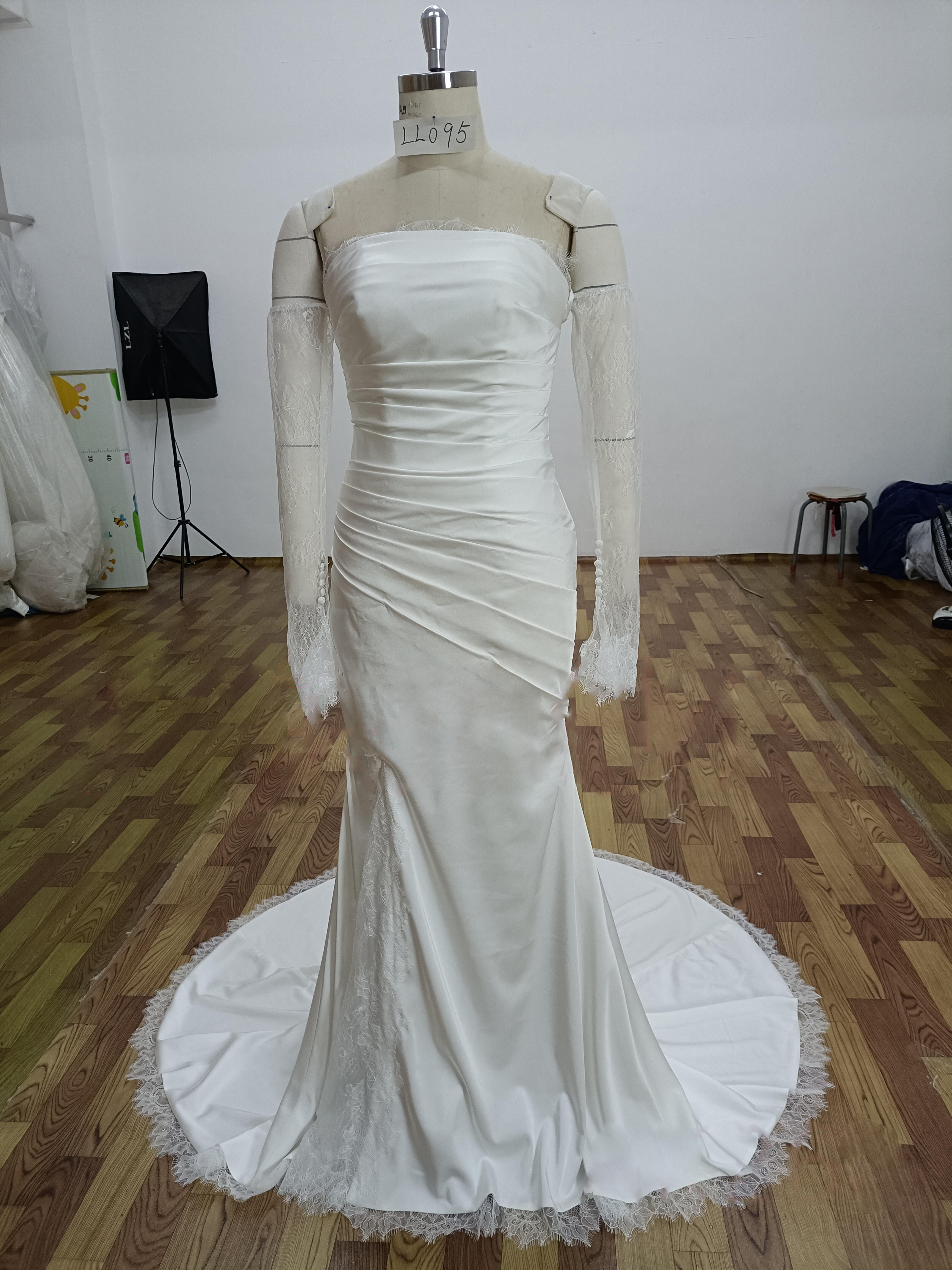 憧れ　取り外し可能そで　オフショルダー　可愛い　フリル　チューブトップ　引裾にレース　ウェディング　前撮り結婚式編み上げ